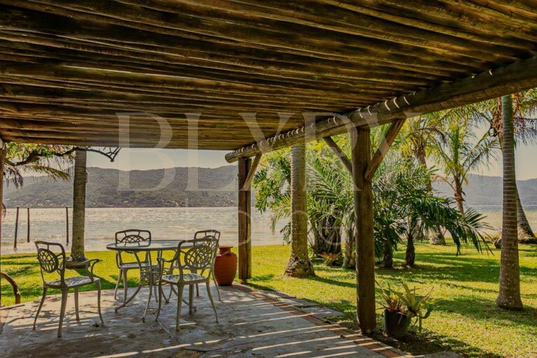 Casa na Beira da Lagoa da Conceição, em Florianópolis