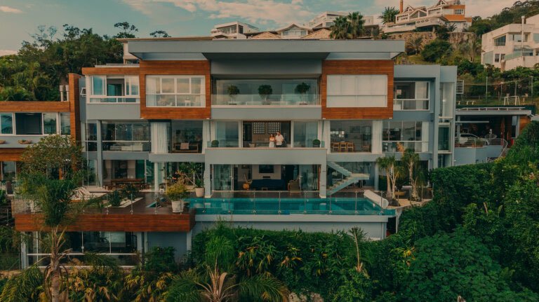 Casa frente mar em condomínio fechado no Cacupé, à venda em Florianópolis