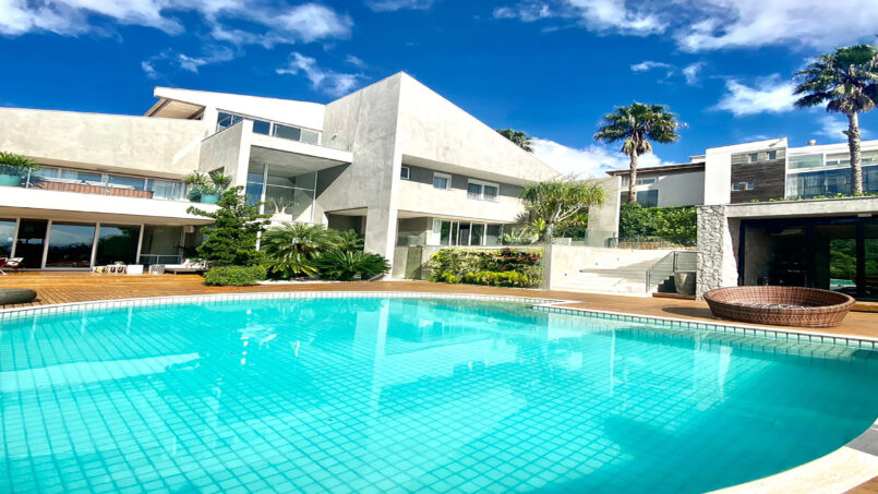 CASA NO CACUPÉ, COM VISTA 180º PARA O MAR