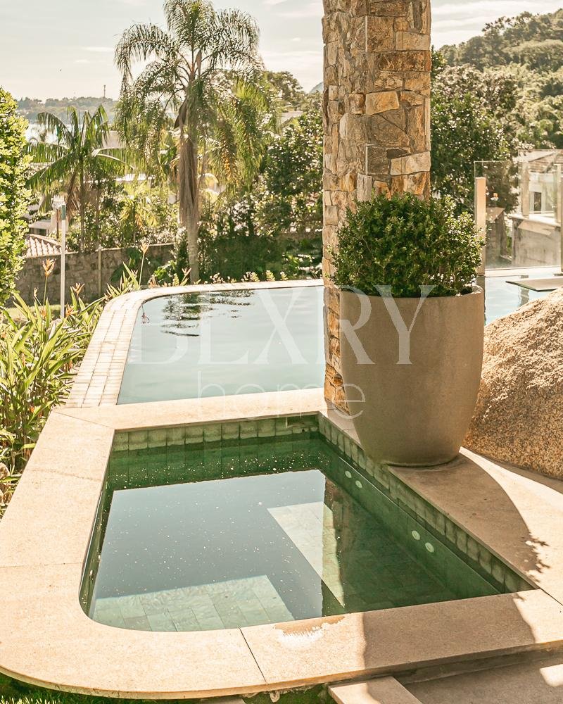 Casa no condomínio Madre Bertha com vista mar no Cacupé, Florianópolis