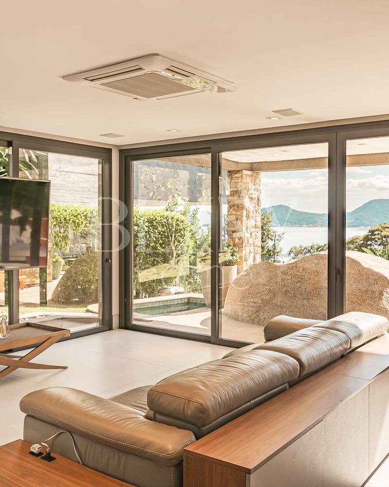 Casa no condomínio Madre Bertha com vista mar no Cacupé, Florianópolis