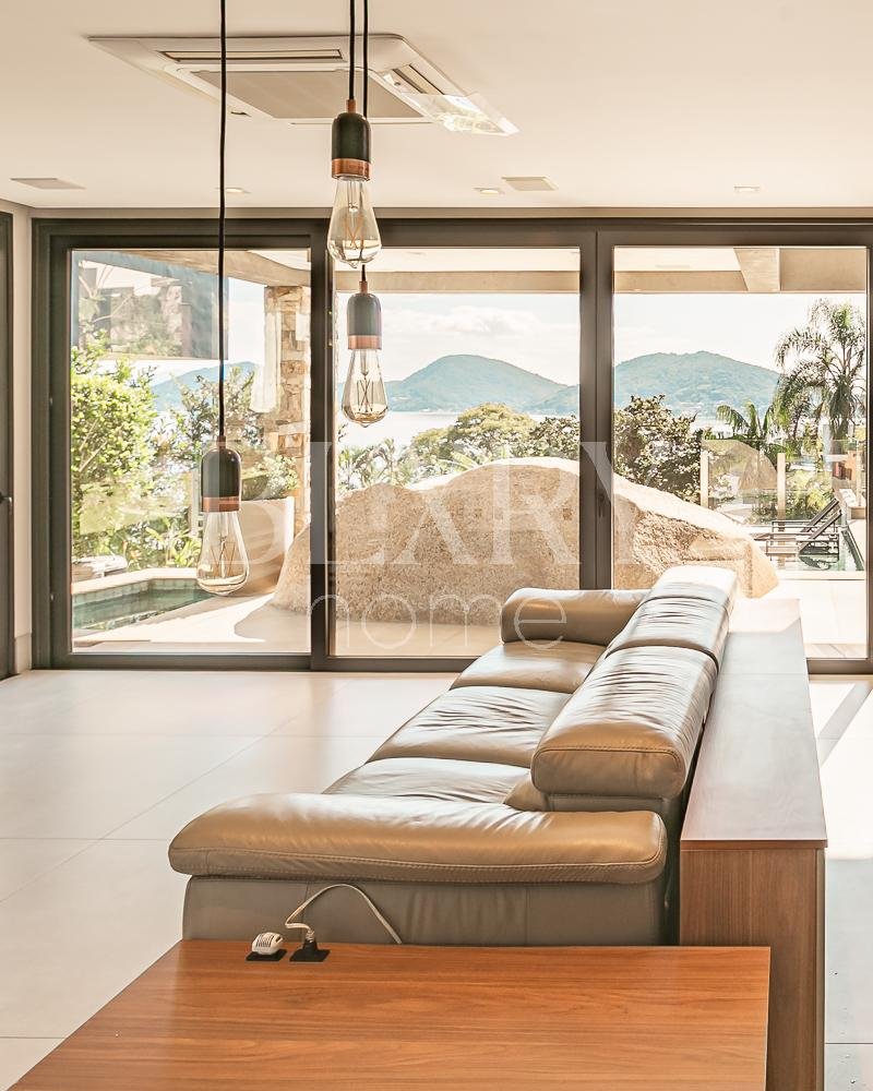 Casa no condomínio Madre Bertha com vista mar no Cacupé, Florianópolis