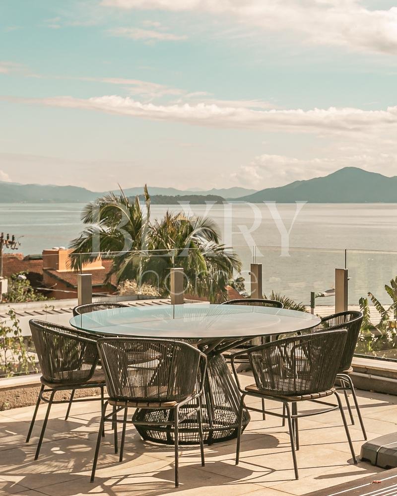 Casa no condomínio Madre Bertha com vista mar no Cacupé, Florianópolis