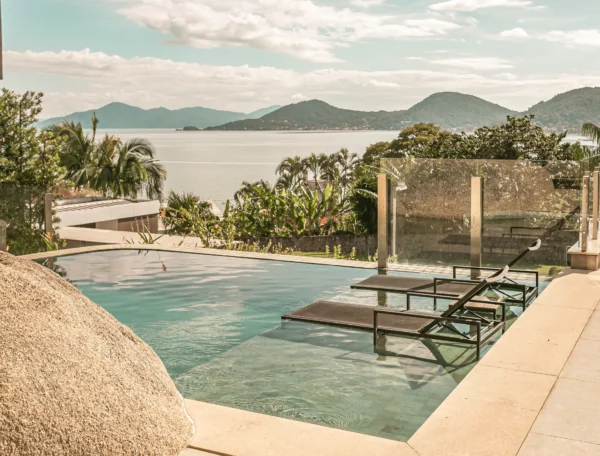 Casa no condomínio Madre Bertha com vista mar no Cacupé, Florianópolis