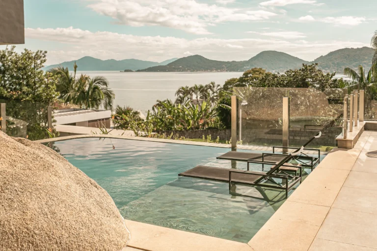 Casa no condomínio Madre Bertha com vista mar no Cacupé, Florianópolis