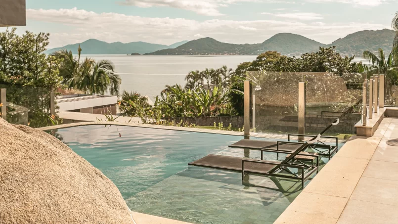 CASA EM CONDOMÍNIO COM VISTA MAR