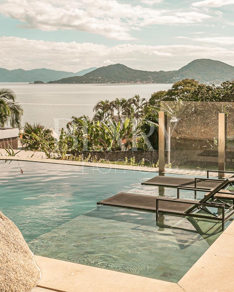 Casa no condomínio Madre Bertha com vista mar no Cacupé, Florianópolis