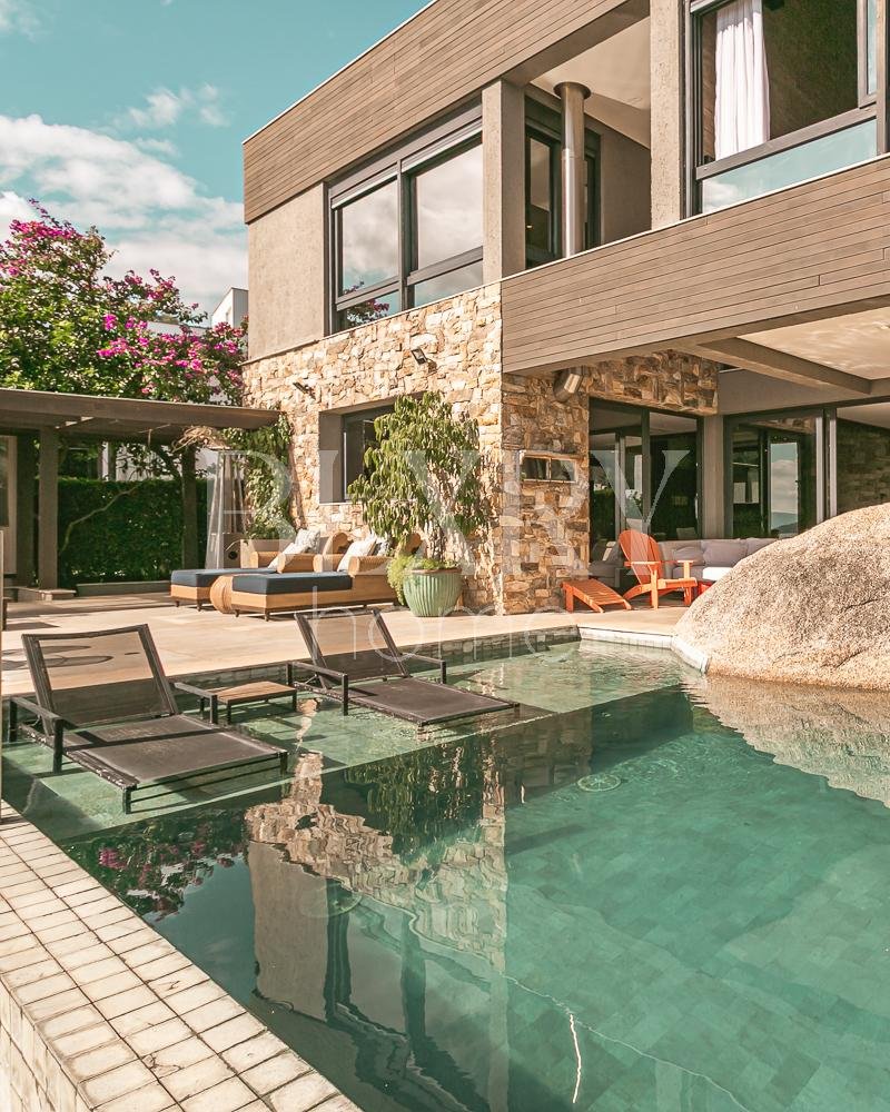 Casa no condomínio Madre Bertha com vista mar no Cacupé, Florianópolis