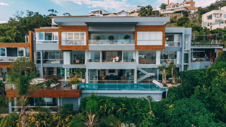 Casa frente mar em condomínio fechado no Cacupé, à venda em Florianópolis