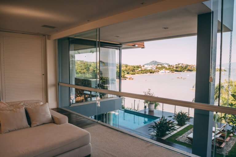Casa frente mar em condomínio fechado no Cacupé, à venda em Florianópolis