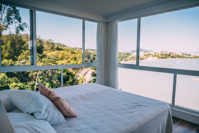 Casa frente mar em condomínio fechado no Cacupé, à venda em Florianópolis