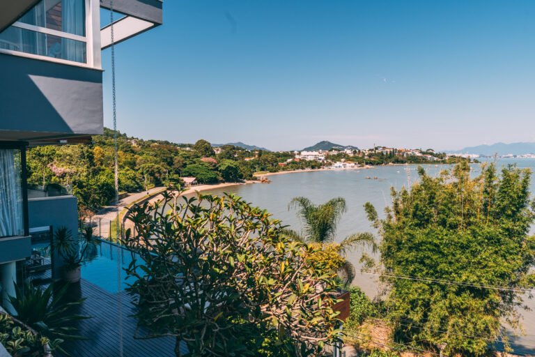 Casa frente mar em condomínio fechado no Cacupé, à venda em Florianópolis