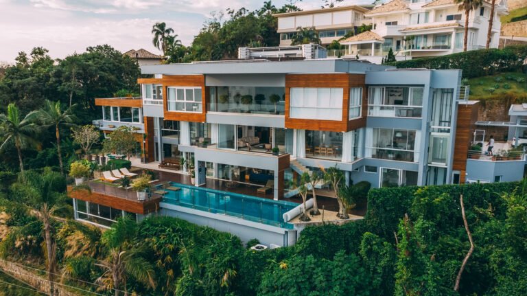 Casa frente mar em condomínio fechado no Cacupé, à venda em Florianópolis