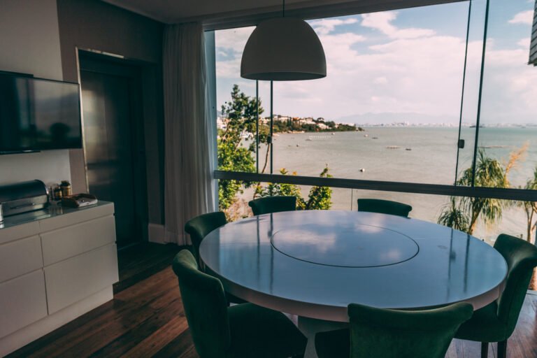 Casa frente mar em condomínio fechado no Cacupé, à venda em Florianópolis