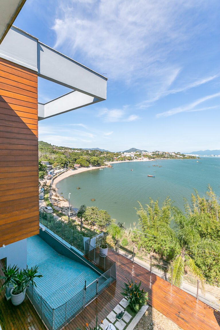 Casa frente mar em condomínio fechado no Cacupé, à venda em Florianópolis