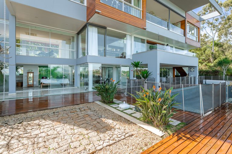 Casa frente mar em condomínio fechado no Cacupé, à venda em Florianópolis