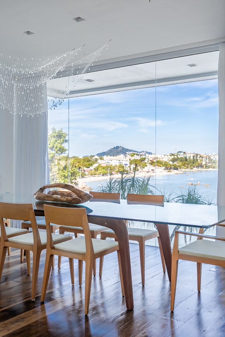 Casa frente mar em condomínio fechado no Cacupé, à venda em Florianópolis