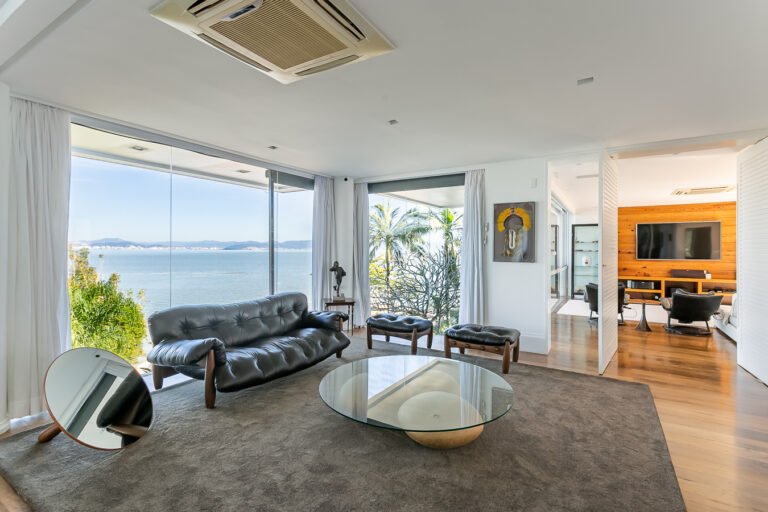 Casa frente mar em condomínio fechado no Cacupé, à venda em Florianópolis