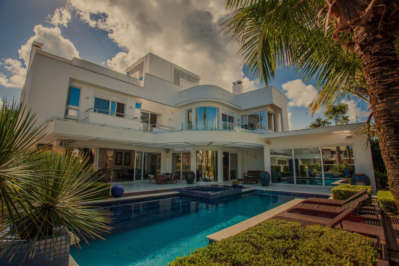 Casa em Jurerê Decorada e Automatizada