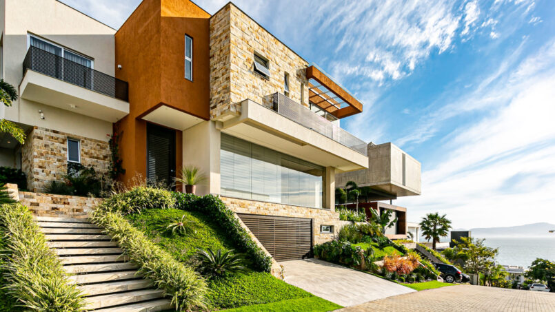 CASA COM VISTA MAR EM CONDOMÍNIO FECHADO