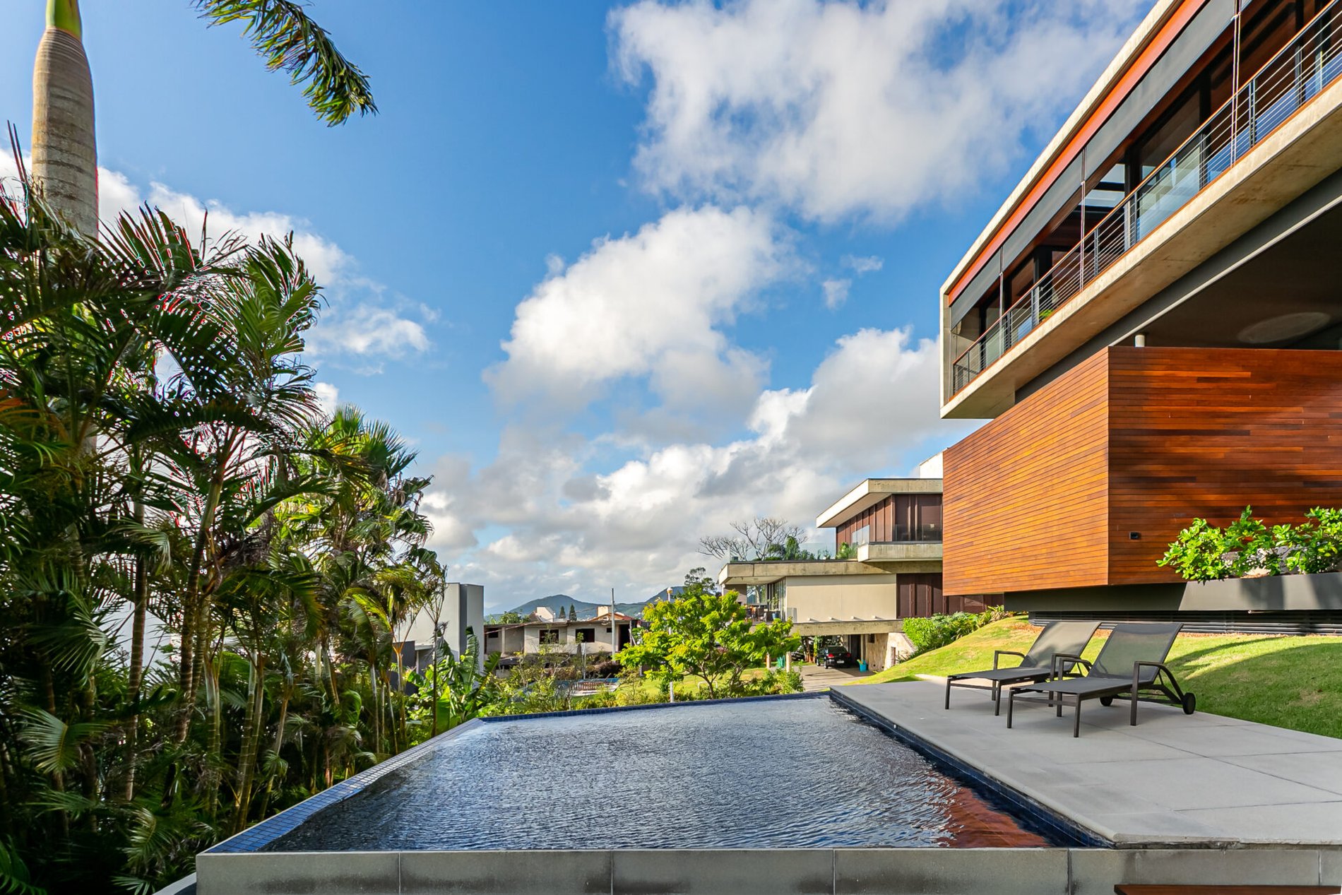 Casa no Cacupé, em Condomínio Fechado