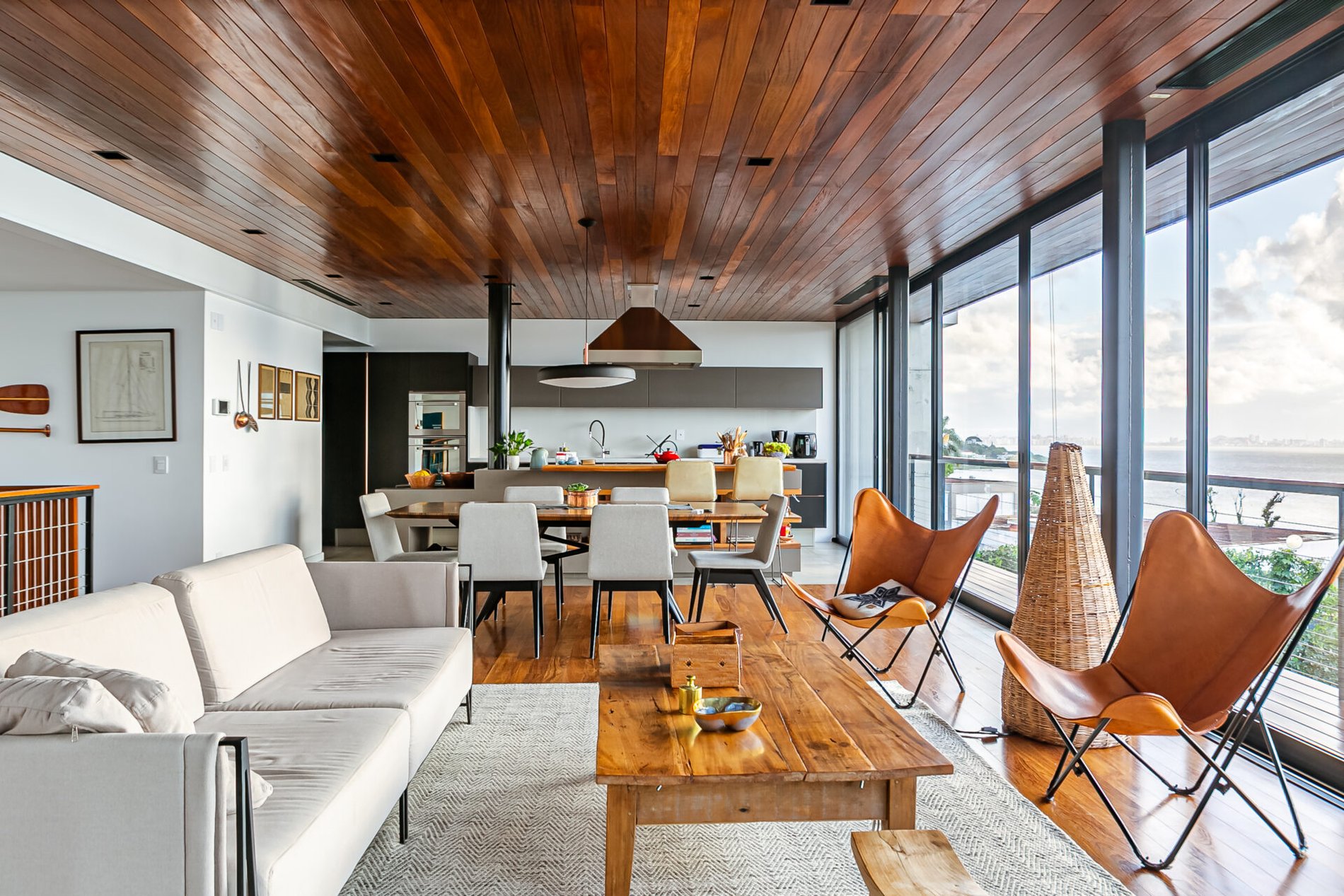 Casa no Cacupé, em Condomínio Fechado