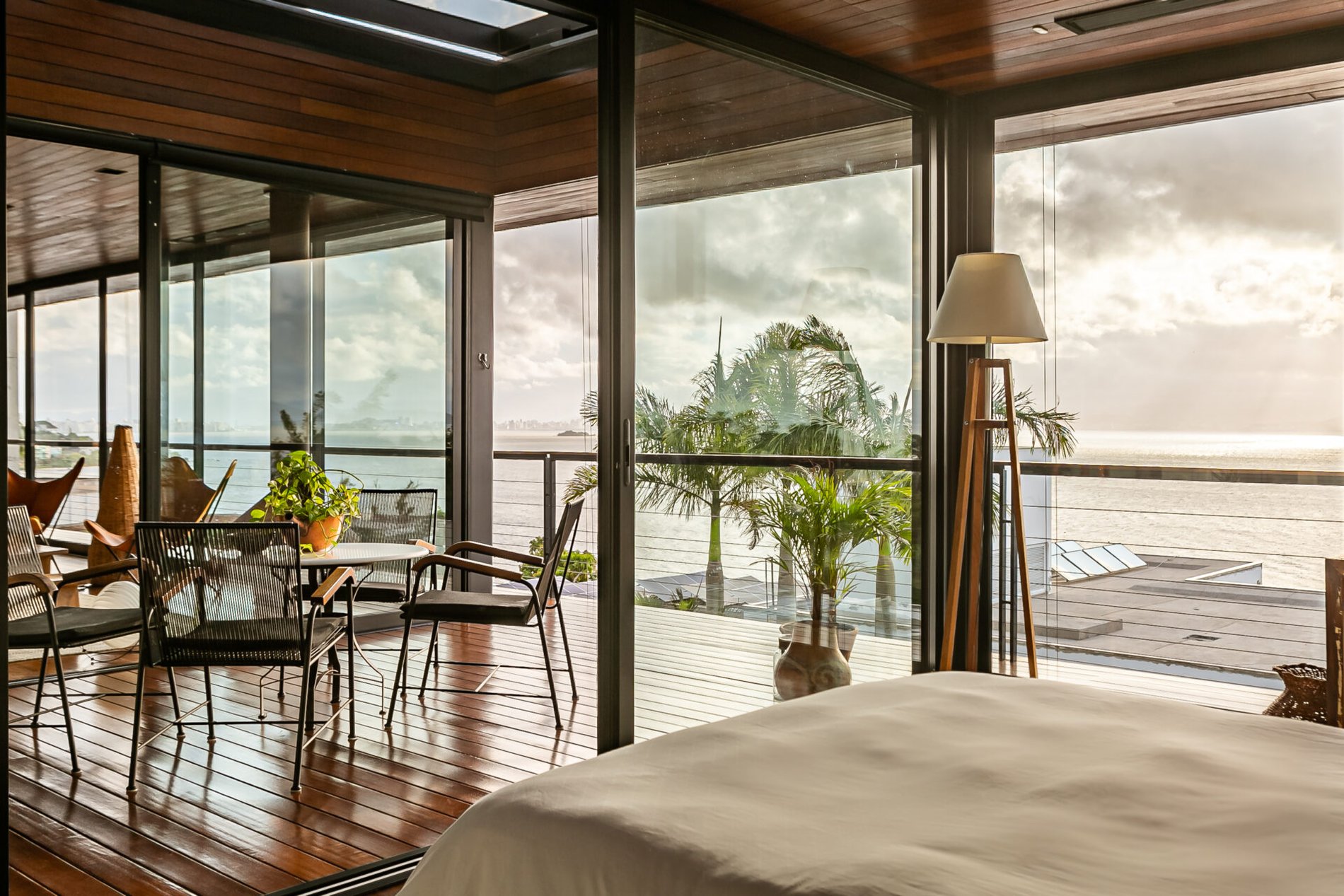 Casa no Cacupé, em Condomínio Fechado