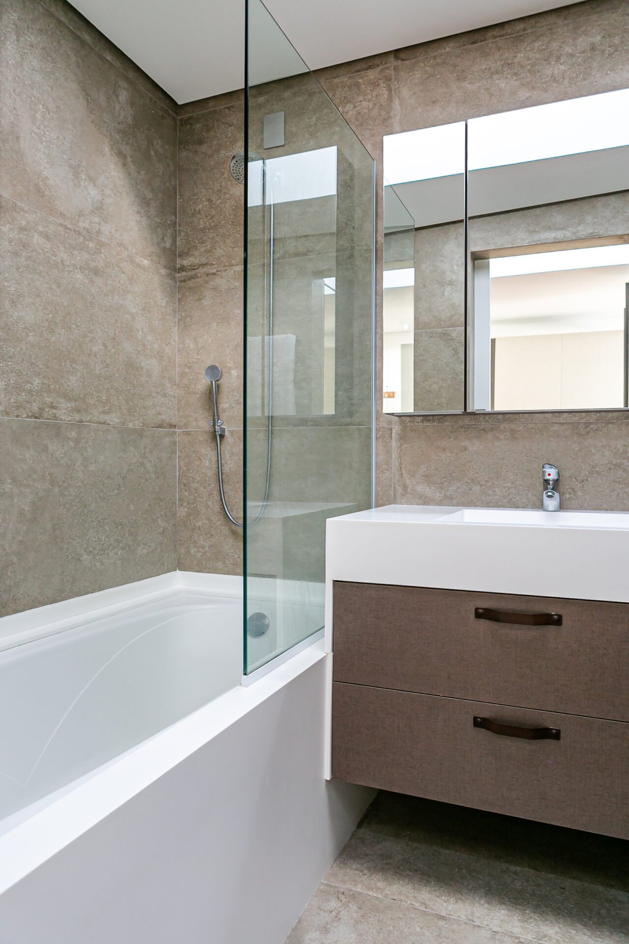 Casa no Cacupé, em Condomínio Fechado