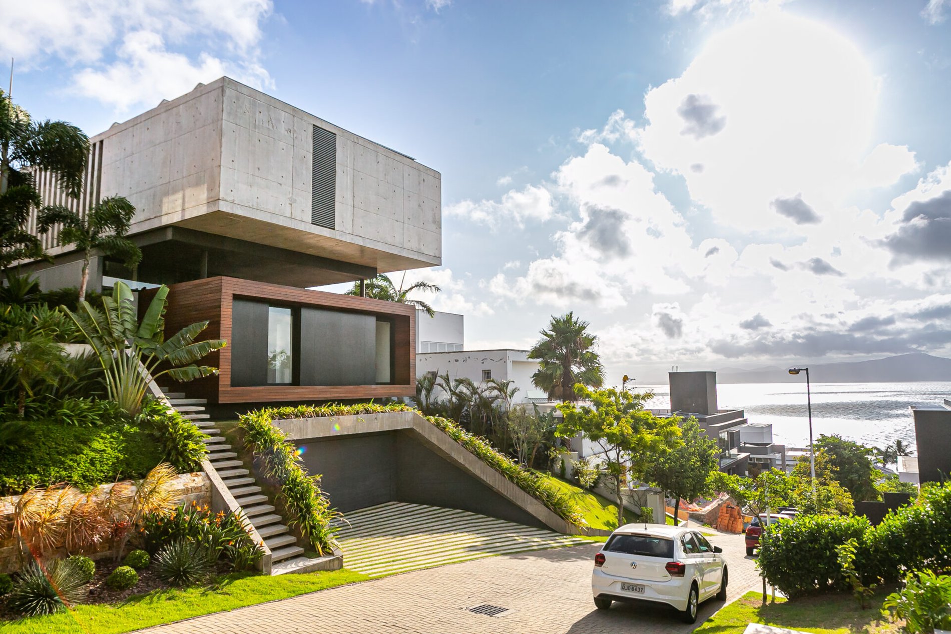 Casa no Cacupé, em Condomínio Fechado