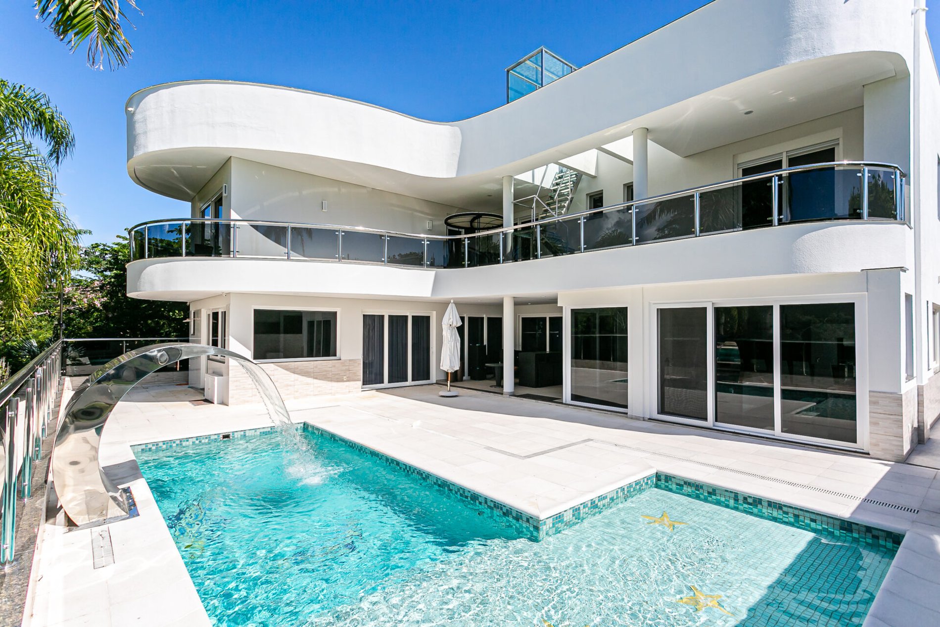 CASA NO AMORAEVILLE EM JURERÊ INTERNACIONAL