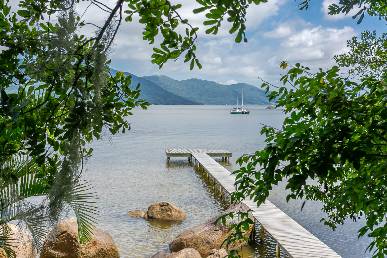 A Casa Itália está à venda e é um dos lugares mais exclusivos no Brasil e no mundo, aqui na Lagoa da Conceição em Florianópolis. Primeiramente, está totalmente imersa na naturez. Em uma área com 20 mil m² e mais de 266m de beira de Lagoa, ao lado da Praia Mole.