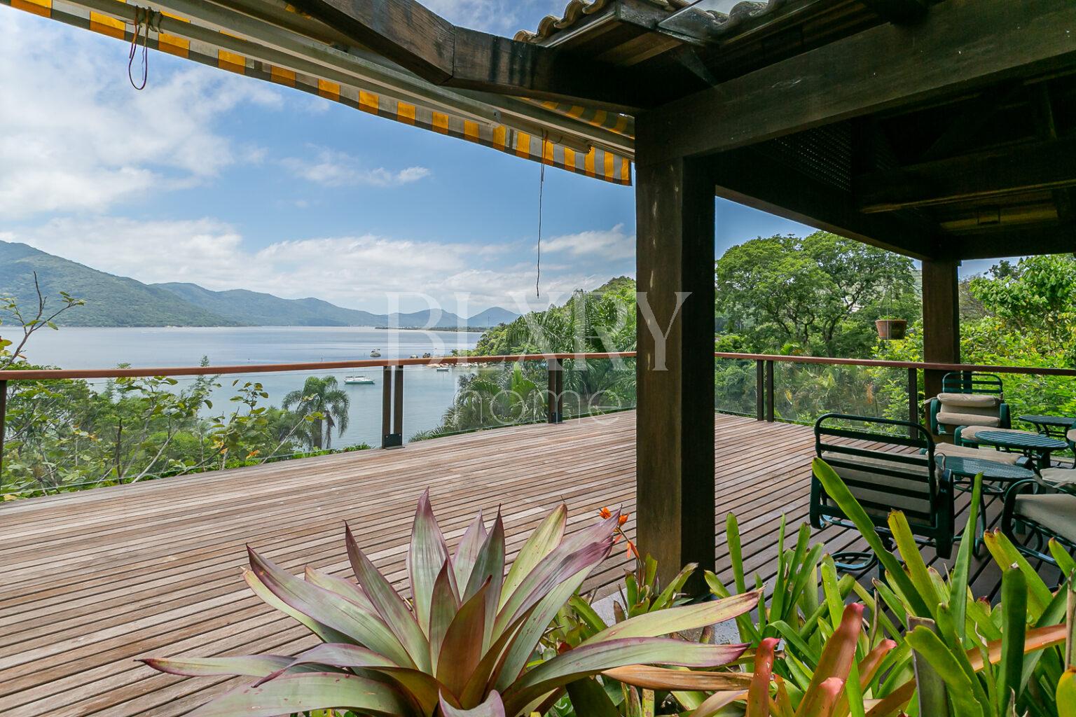 A Casa Itália está à venda e é um dos lugares mais exclusivos no Brasil e no mundo, aqui na Lagoa da Conceição em Florianópolis. Primeiramente, está totalmente imersa na naturez. Em uma área com 20 mil m² e mais de 266m de beira de Lagoa, ao lado da Praia Mole.