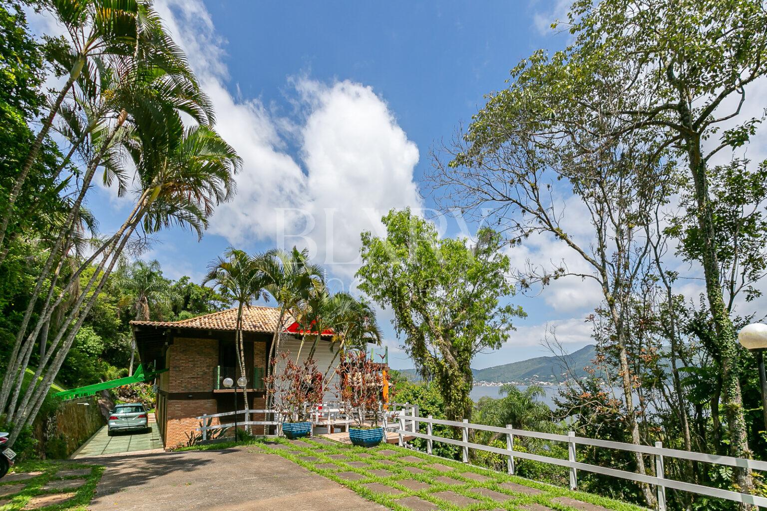 A Casa Itália está à venda e é um dos lugares mais exclusivos no Brasil e no mundo, aqui na Lagoa da Conceição em Florianópolis. Primeiramente, está totalmente imersa na naturez. Em uma área com 20 mil m² e mais de 266m de beira de Lagoa, ao lado da Praia Mole.