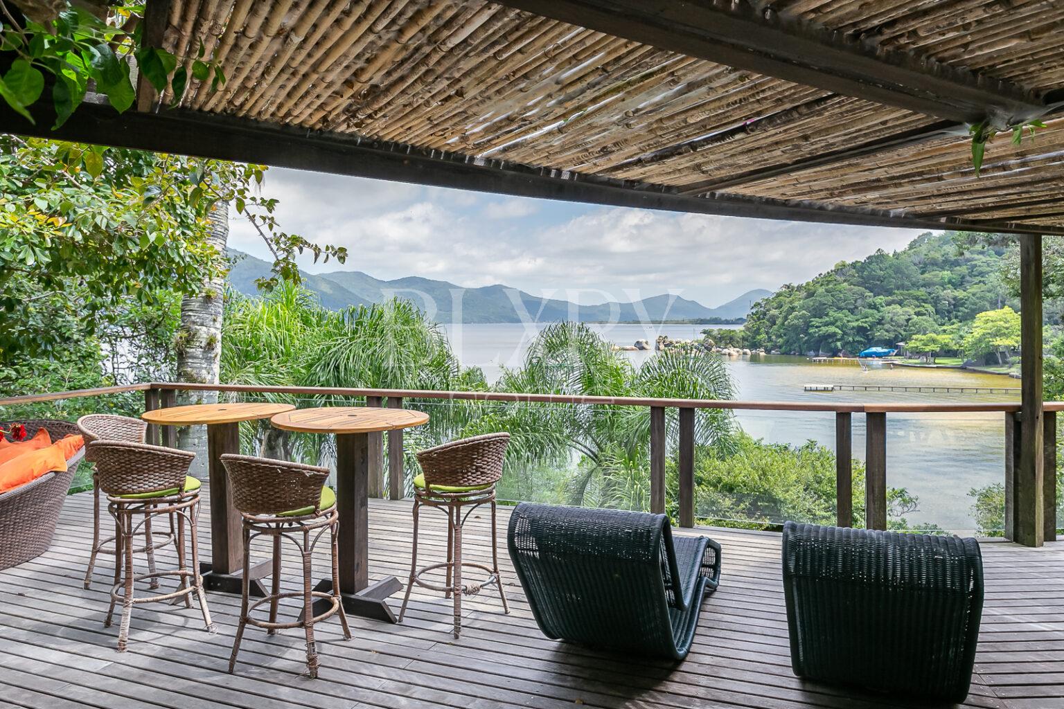 A Casa Itália está à venda e é um dos lugares mais exclusivos no Brasil e no mundo, aqui na Lagoa da Conceição em Florianópolis. Primeiramente, está totalmente imersa na naturez. Em uma área com 20 mil m² e mais de 266m de beira de Lagoa, ao lado da Praia Mole.