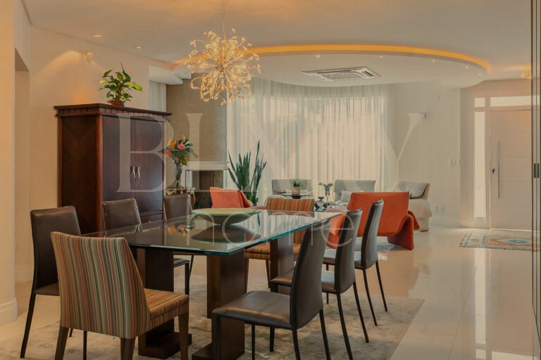CASA COM 5 SUÍTES, EM JURERÊ INTERNACIONAL