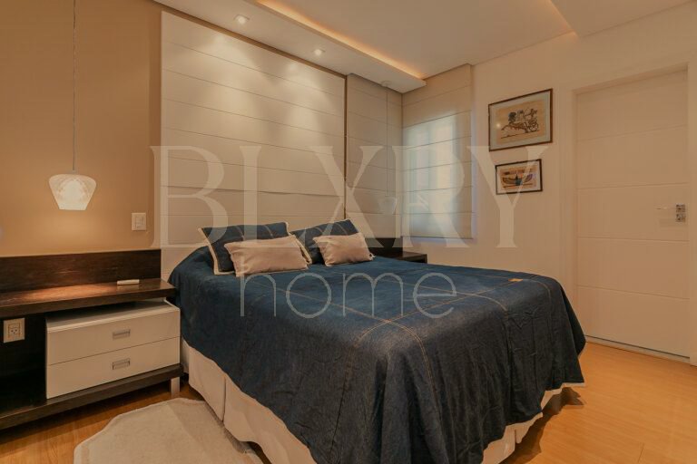 CASA COM 5 SUÍTES, EM JURERÊ INTERNACIONAL
