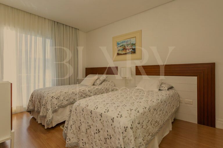 CASA COM 5 SUÍTES, EM JURERÊ INTERNACIONAL