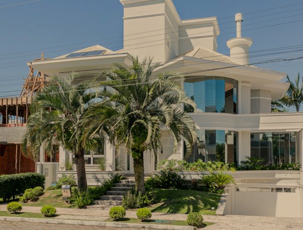 CASA COM 5 SUÍTES, EM JURERÊ INTERNACIONAL