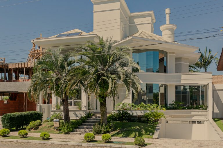 CASA COM 5 SUÍTES, EM JURERÊ INTERNACIONAL