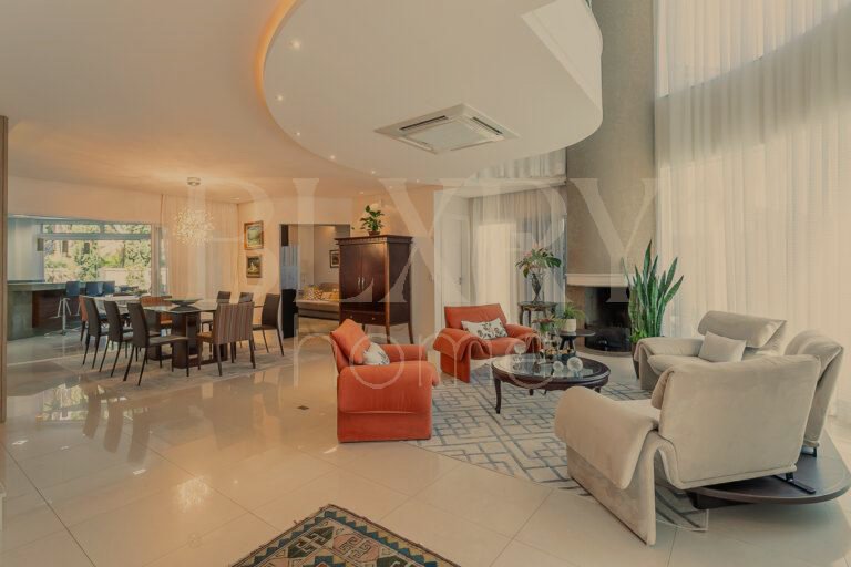 CASA COM 5 SUÍTES, EM JURERÊ INTERNACIONAL