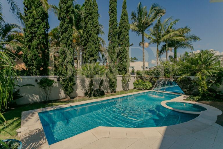 CASA COM 5 SUÍTES, EM JURERÊ INTERNACIONAL