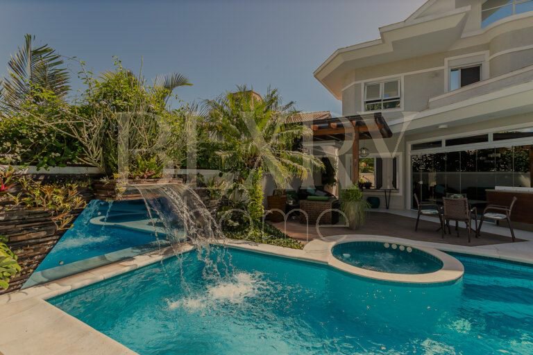 CASA COM 5 SUÍTES, EM JURERÊ INTERNACIONAL