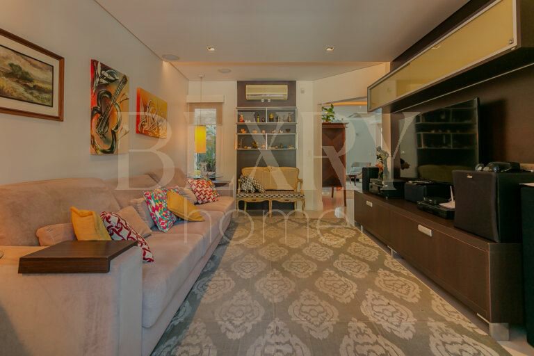 CASA COM 5 SUÍTES, EM JURERÊ INTERNACIONAL