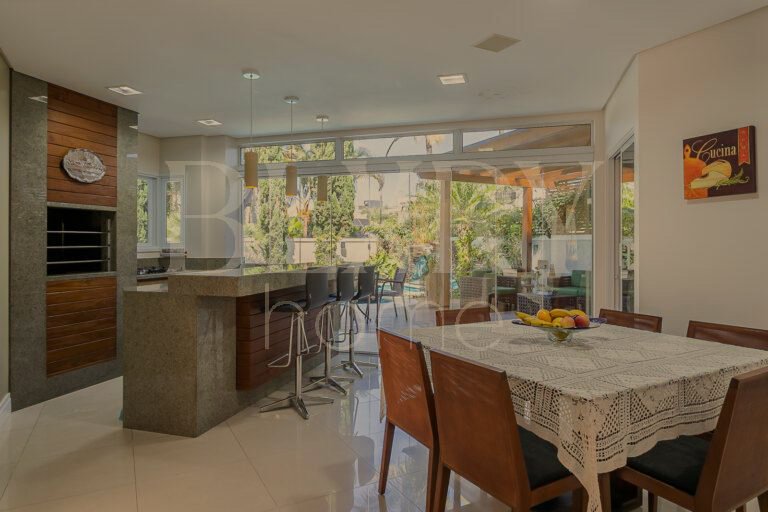 CASA COM 5 SUÍTES, EM JURERÊ INTERNACIONAL