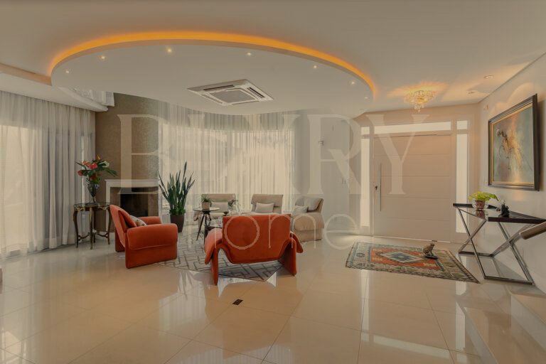 CASA COM 5 SUÍTES, EM JURERÊ INTERNACIONAL