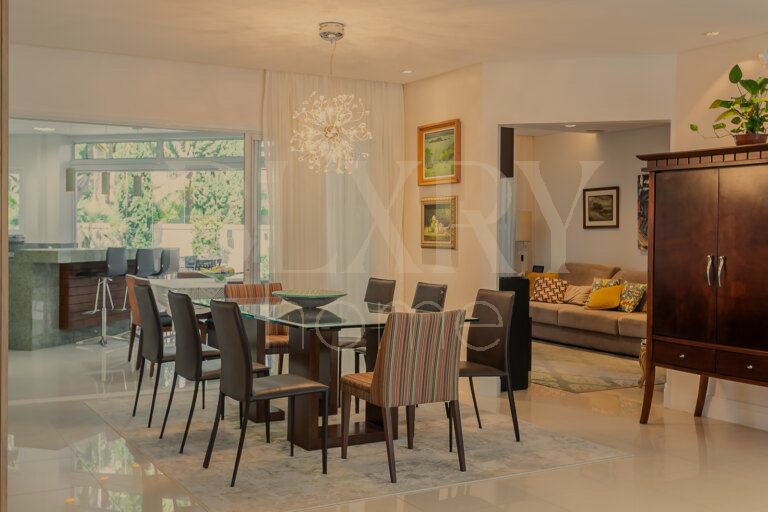 CASA COM 5 SUÍTES, EM JURERÊ INTERNACIONAL