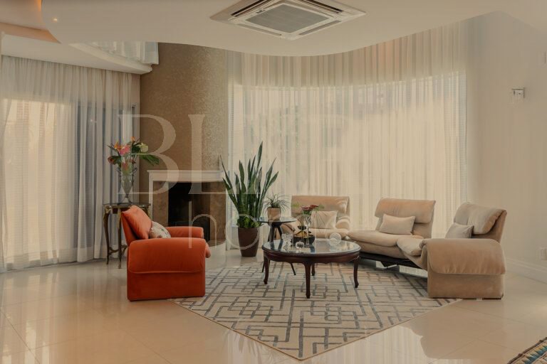 CASA COM 5 SUÍTES, EM JURERÊ INTERNACIONAL