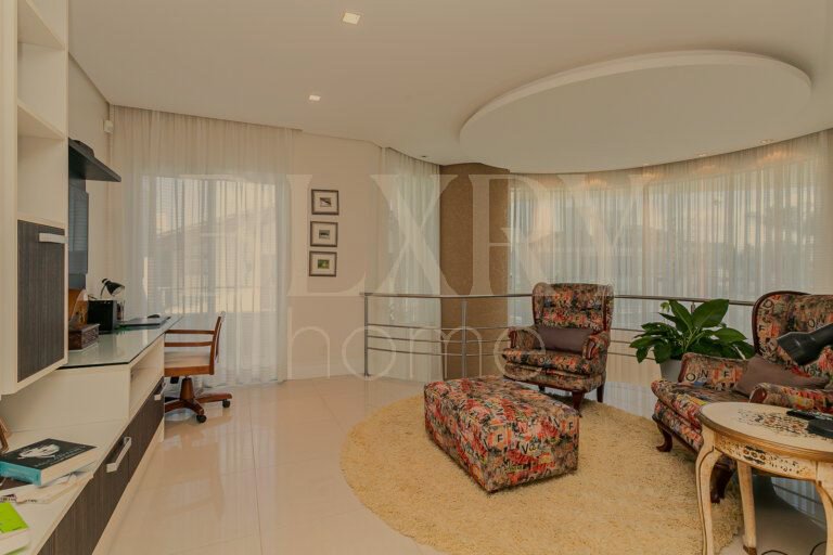 CASA COM 5 SUÍTES, EM JURERÊ INTERNACIONAL