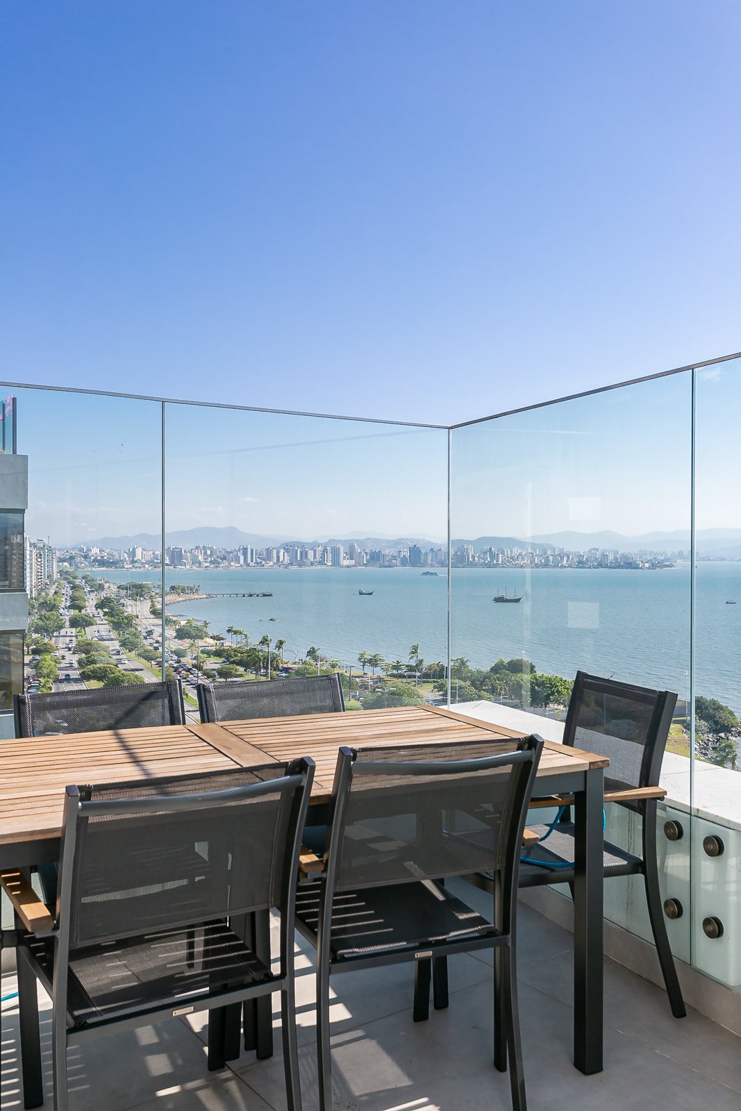 COBERTURA FRENTE MAR EM FLORIANÓPOLIS