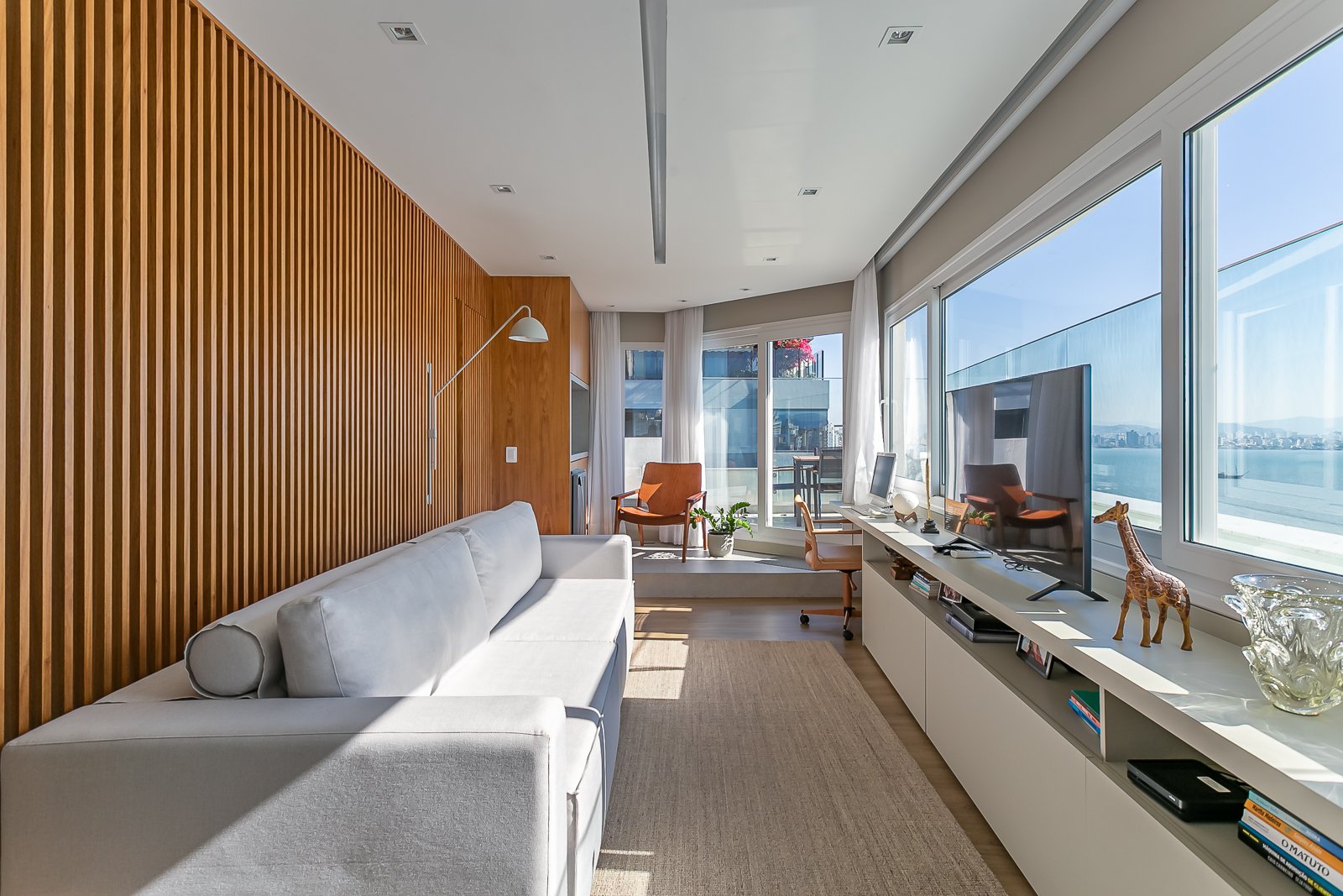 COBERTURA FRENTE MAR EM FLORIANÓPOLIS